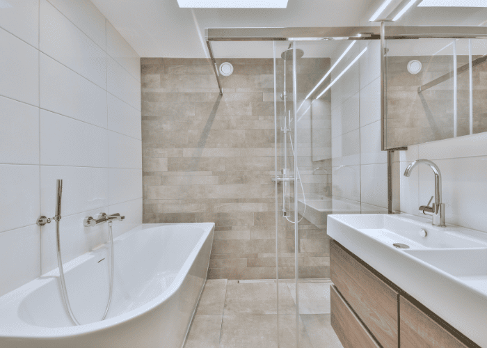 Salle de bain avec baignoire à jets Rénovation avec goût Salle de bain avec robinetterie en acier inoxydable Salle de bain avec meuble sous vasque Salle de bain avec éclairage naturel Salle de bain avec douche spacieuse Salle de bain avec baignoire classique Salle de bain avec décoration artisanale Rénovation avec style Salle de bain au design épuré
