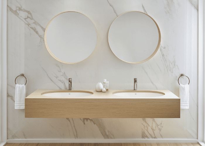 Salle de bain lumineuse Rénovation de style Salle de bain de luxe Salle de bain avec meuble double Rénovation à la mode Salle de bain vintage chic Salle de bain avec peinture Salle de bain avec accessoires Rénovation sur mesure Salle de bain avec baignoire îlot