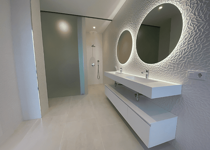 Salle de bain avec mobilier en bois Rénovation efficace Salle de bain accueillante Salle de bain avec baignoire encastrée Salle de bain avec meubles sur mesure Salle de bain avec carrelage hexagonal Rénovation à la mode Salle de bain rétro Salle de bain en couleur Salle de bain avec motifs